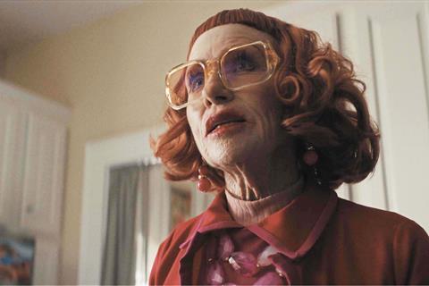 Amy Madigan interpretando a Gladys en Weapons